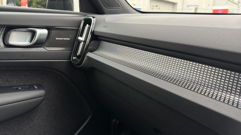 Volvo XC40 2.0 B4P Ultra Dark 5dr Auto Petrol Estate